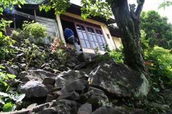 Ratusan Warga Bertahan Hidup di "Lereng Kematian"