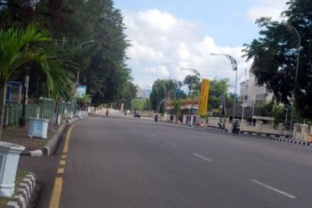 Jalan-jalan protokol di Jakarta cenderung sepi lalu lalang kendaraan