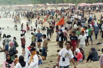 PENGUNJUNG MEMBLUDAK