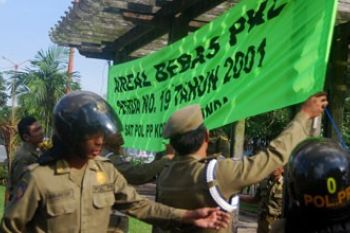 Pasang Spanduk Perda