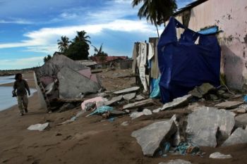 Pemkot Padang Bantu Korban Abrasi 3.500 Karung 