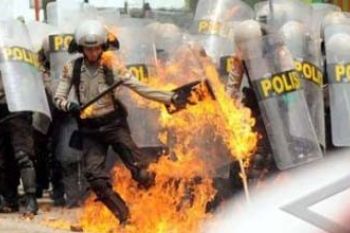 Terkena Bom Molotov