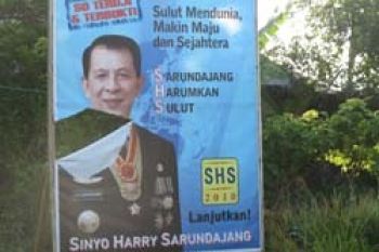 Baliho Gubernur Sarundajang Dirobek