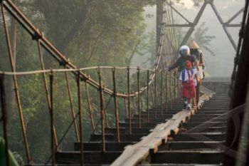 Hari Pertama Sekolah, Ayah yang Banyak Mengantar Anak