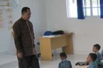120 Siswa SD Karimun Belajar di Lantai 