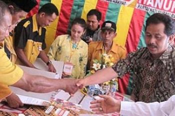 Nurdin dan Aunur Daftarkan Pencalonan ke Partai Hanura