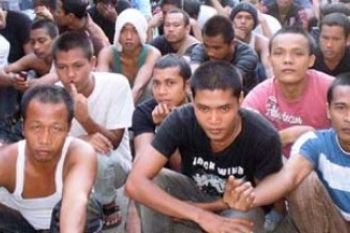 TKI Bermasalah Antre Makanan Berbuka Puasa di Tanjungpinang