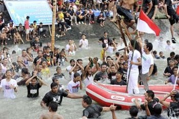 KONSER DI SUNGAI