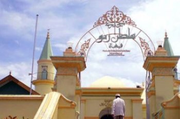 Warga buka puasa di masjid bersejarah Pulau Penyengat