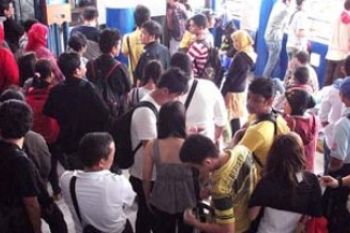 Penumpang Menumpuk  Akibat  Cuaca  Buruk