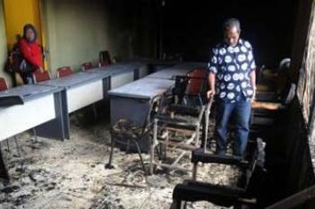 PERUSAKAN KANTOR GOLKAR