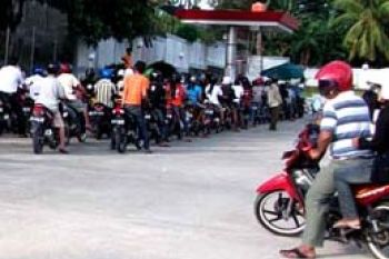 Pengemudi  Motor Antre Bensin di SPBU Karimun