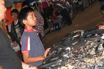 Aneka Pakaian dan Sepatu Mulai Ramai Dibeli Warga Karimun