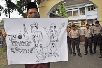 DEMO KORUPSI NTB