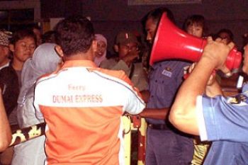 Ratusan Penumpang Dumai Ekspress Tanjungpinang-Dumai Tunda Berangkat