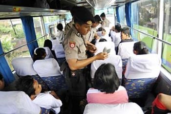 RAZIA PENUMPANG BUS