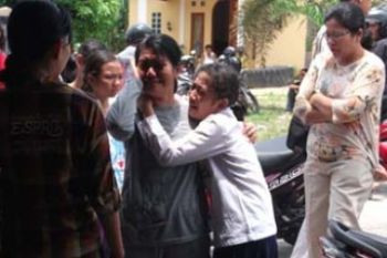 Keluarga Korban Kapal Tenggelam Histeris