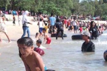 Pantai Pelawan Karimun dipadati pengunjung