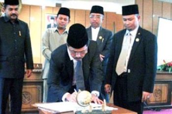 DPRD dan Bupati Karimun Sahkan APBD-Perubahan 2010
