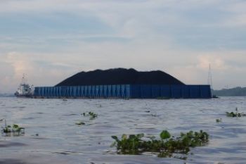 TONGKANG BATU BARA DI SUNGAI BARITO