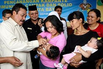 Wali Kota Batam Teteskan Vaksin Polio