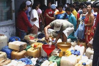 Warga Tanjungpinang Antre Membeli Minyak Tanah Bersubsidi