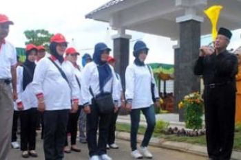 Gubernur Kepri Lepas Petugas Penyambungan Listrik