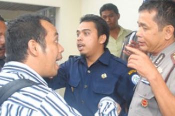 Ngamuk Ditolak Ikut Lelang 35.900 Handphone