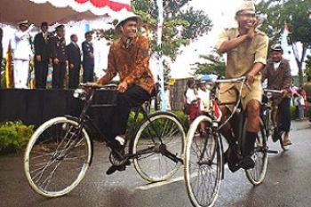 Sepeda Ontel Meriahkan HUT ke-65 TNI di Tanjungpinang