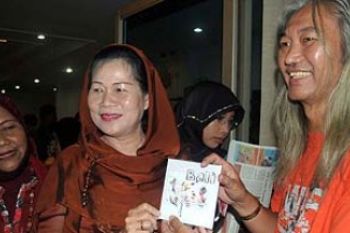 Wali Kota Suryatati Terima Kumpulan  Puisi Tan Lieo Ie