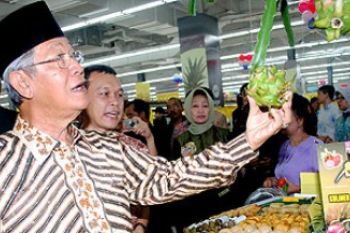 Gubernur HM Sani Amati Buah Naga di Carrefour Mal Kepri