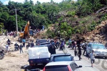 longsor landa Mamuju, satu mobil rusak