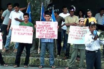 Anggota Konfederasi Serikat Pekerja Seluruh Indonesia Unjuk Rasa 