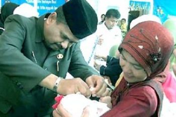 Wakil Bupati Karimun Teteskan Vaksin Polio