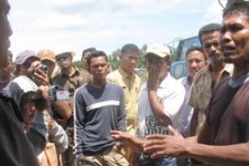 Protes Penyitaan Alat Penyedot Pasir di Batu Besar