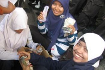 Pekerja Galang Dana Mentawai dan Merapi