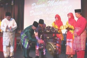 DMDI Berikan Bantuan Bagi Korban Mentawai dan Merapi           
