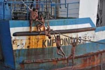 BERMAIN DI PELABUHAN