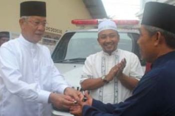 Gubernur Sani Serahkan Mobil Jenazah