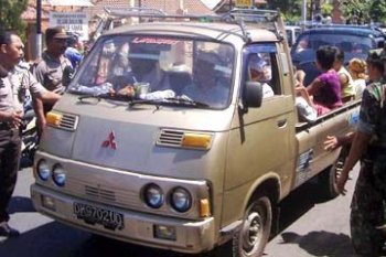POLISI HADANG WARGA LEMUKIH