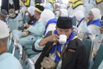 Haji- Jemaah Haji Debarkasi Batam Disambut Makanan Daerah           