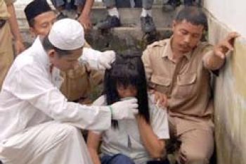 Puluhan Pelajar di Karimun Kesurupan Saat Upacara