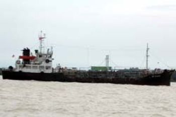 BC Tetapkan Tiga Tersangka Kapal ''Kencing Minyak''