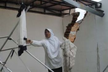 Rusak Terkena Serpihan Pesawat
