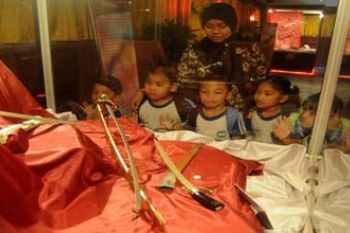 PAMERAN SENJATA TAJAM
