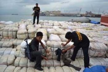 BC Batam Tangkap Nahkoda Penyelundup Pakaian Bekas