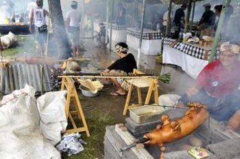 LOMBA MASAK BABI GULING