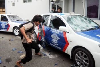 RUSAK MOBIL POLISI