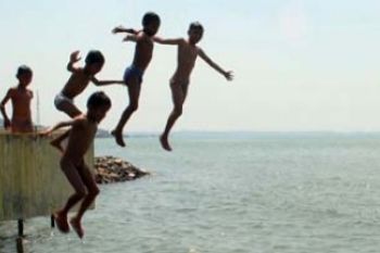Loncat Bareng ke Laut di Tanjungpinang