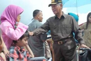 Bantuan Kursi Roda Untuk Penyandang Cacat
